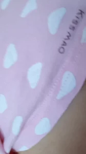 小骚货在小姨子身边疯狂女上位，交合处清晰可见，嫩逼诱人，身材爆表。