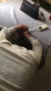 射里面吧骚逼衣服都没脱就被按在桌子上内射