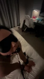 调教反差母狗带上狗链子后入