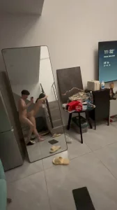 就喜欢在镜子面前操她让她看看自己的骚样